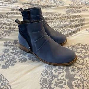 CAT Kiley Two-Tone Indigo Zipper Ankle Boots, size 8